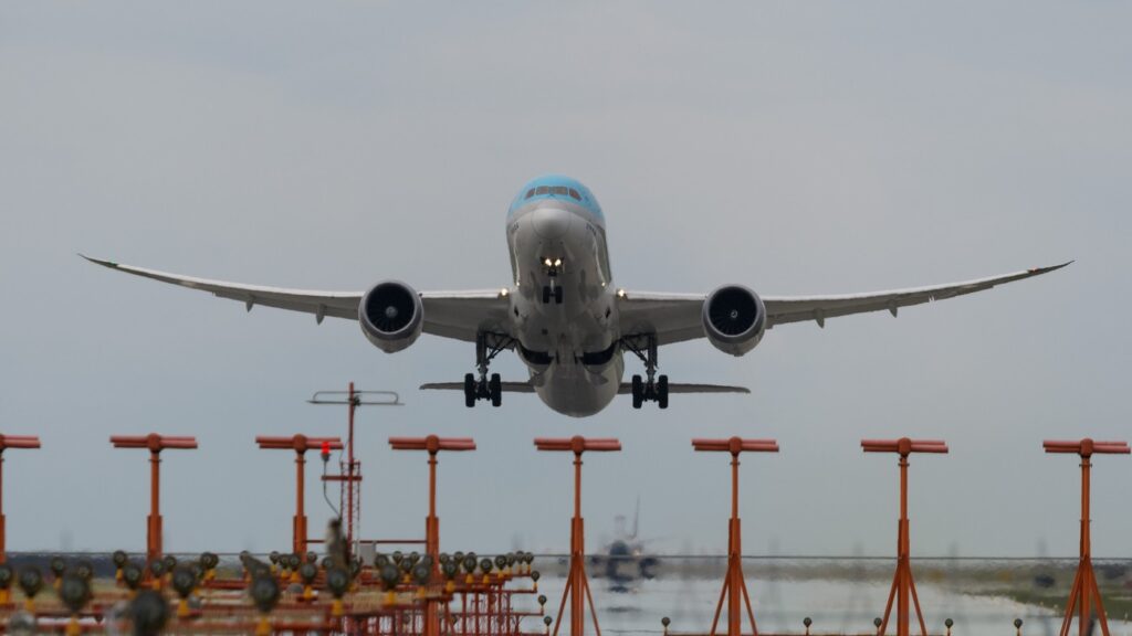 Un bărbat de 33 de ani a MURIT în timpul unui zbor cu avionul și soția sa, însărcinată, nu a știut nimic până la aterizare