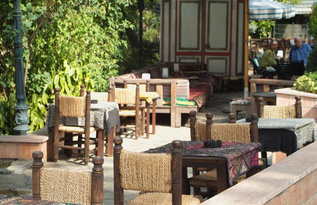 SCUMPIRI majore într-o ţară unde românii își petrec des vacanţele. Localnicii au boicotat cafenelele şi restaurantele, în acest weekend
