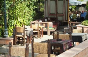 SCUMPIRI majore într-o ţară unde românii își petrec des vacanţele. Localnicii au boicotat cafenelele şi restaurantele, în acest weekend