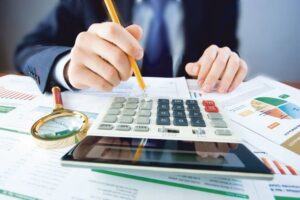 Românii plătesc printre cele mai mici preţuri la energie electrică