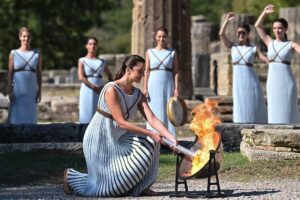 Flacăra olimpică parcurge drumul din Antichitate până azi
