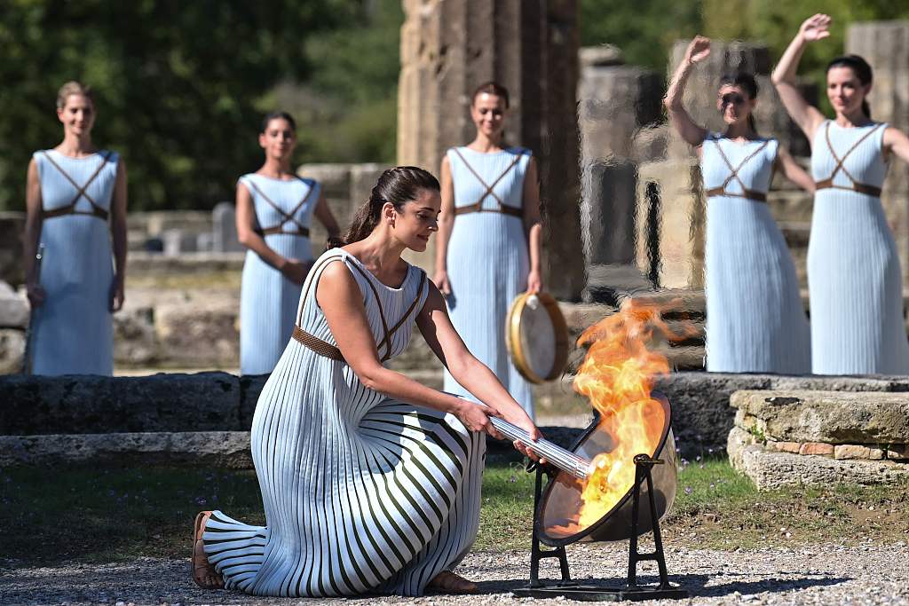 Flacăra olimpică parcurge drumul din Antichitate până azi