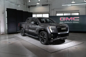 Ce mașină conduci azi? GMC Sierra EV Denali costă 97.500$