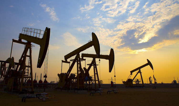 Prețurile globale ale petrolului sunt într-o ușoară scădere