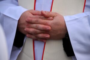 Un preot polonez a fost CONDAMNAT la închisoare, pentru infracțiuni sexuale și furnizare de droguri, după ce un bărbat a leșinat la o orgie în parohie