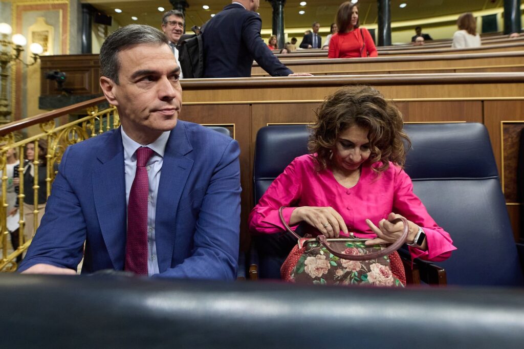 Premierul Spaniei, Pedro Sanchez, anunță suspendarea atribuțiilor publice pentru a reflecta asupra VIITORULUI politic