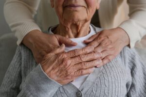O badantă din Italia care s-a căsătorit cu bătrânul de care avea grijă, ACUZATĂ de rude că i-ar fi provocat moartea acestuia. Ce a decis instanța