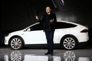 Tesla își reduce forța de muncă
