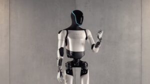 Tesla ar putea vinde robotul Optimus până la sfârșitul anului viitor.