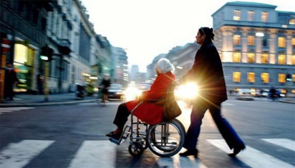 Badantă din Italia, hărțuită de fiul femeii de care avea grijă