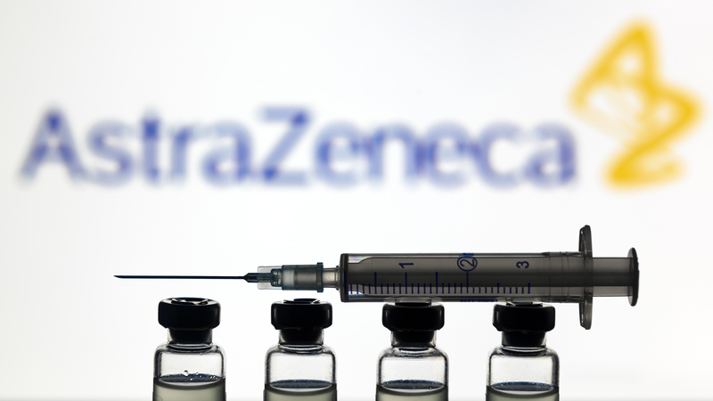 AstraZeneca recunoaște că „vaccinul anti-COVID poate provoca tromboze rare”