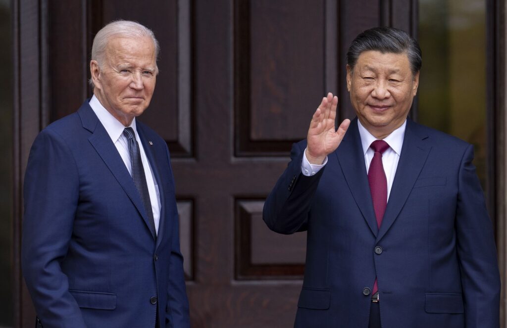 Xi Jinping, îndemnat de consilieri să reacționeze PRUDENT la taxele vamale impuse Chinei de Biden
