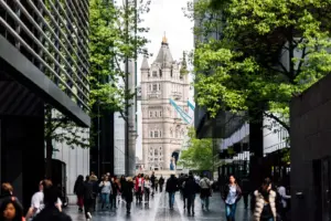 Milionarii și miliardarii pleacă din Franța și UK
