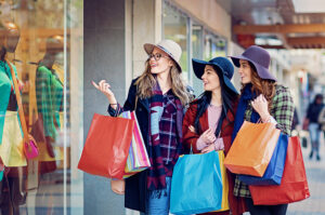 Cât cheltuie un român la shopping într-o singură zi