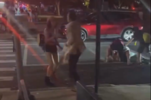 Un bancher milionar, filmat când lovește brutal o femeie la un festival stradal. Ireal cum își motivează bărbatul gestul violent