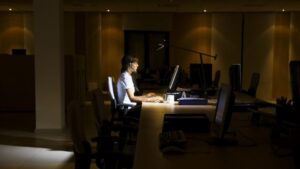 Cum combați singurătatea la job