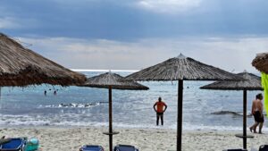 Reguli noi pentru turiști. Cine nu le respectă riscă o amendă de 1.500 euro