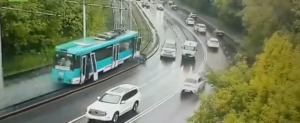 Un tramvai scăpat de sub control a aruncat pasageri în fața mașinilor