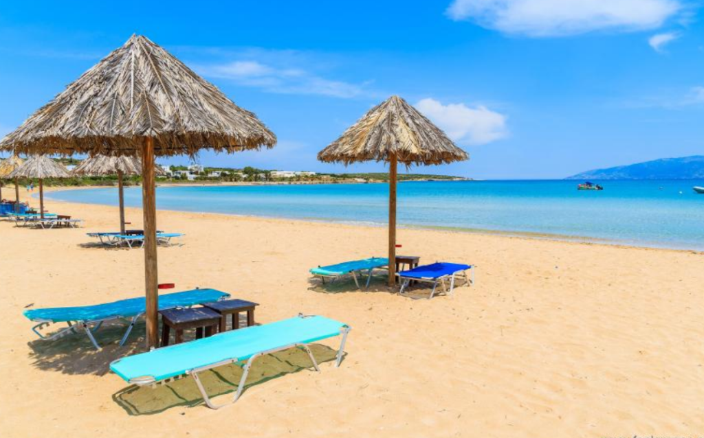 Plajele grecești afectate de SUPRAAGLOMERARE se confruntă cu o represiune a șezlongurilor impusă de drone