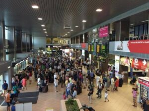 Agitație pe Aeroportul Otopeni în plin sezon al vacanțelor