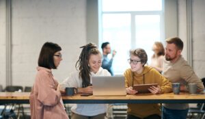 Angajații Gen Z consideră că lucrul de la birou susține evoluția