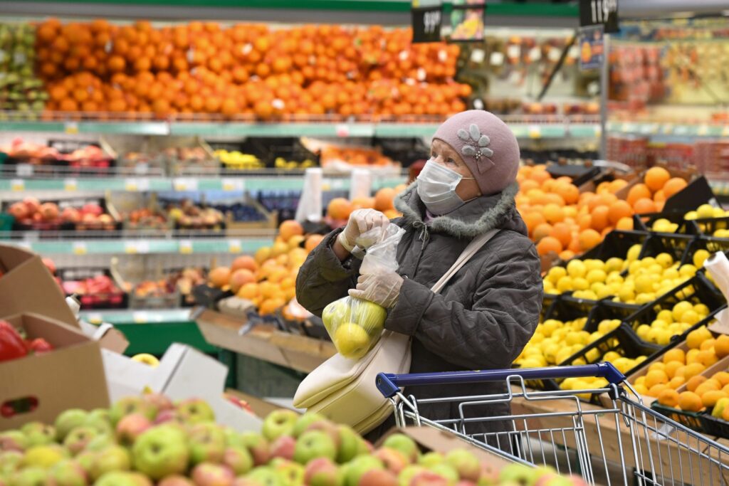 Inflația îi face pe români să cumpere alimente esențiale