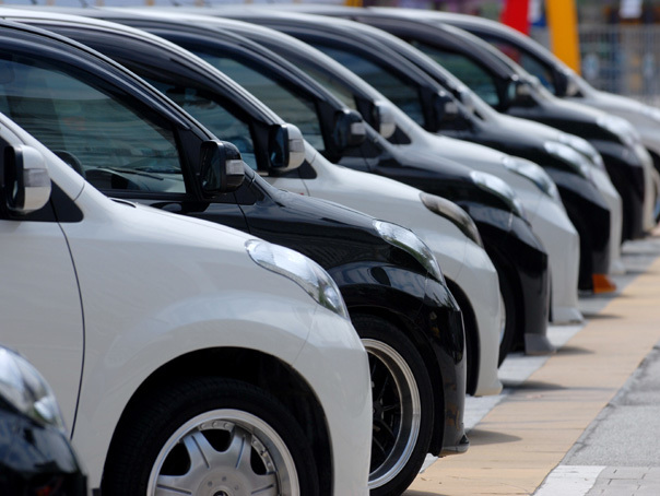 Guvernul pregătește noi taxe pentru mașini în 13 orașe