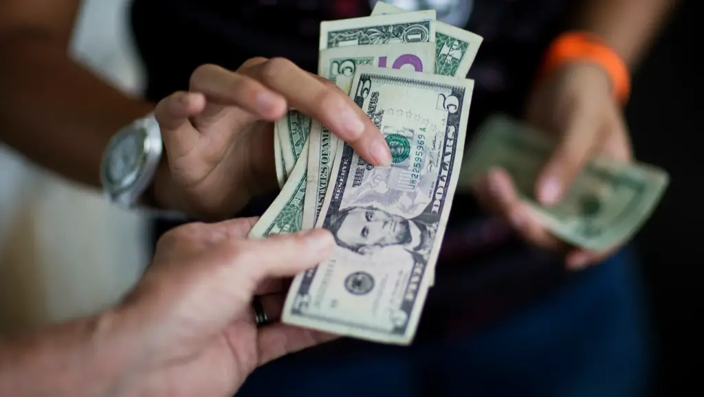 Tinerii își cheltuiesc banii din cauza stresului și a lipsei educației