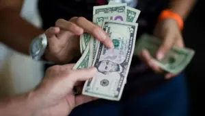 Tinerii își cheltuiesc banii din cauza stresului și a lipsei educației
