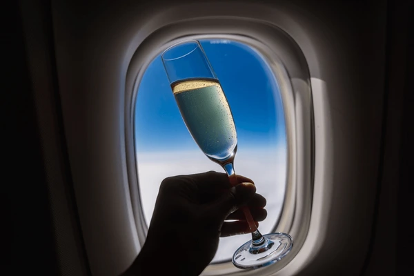 Ryanair nu mai vrea pasageri care beau alcool în aeroport
