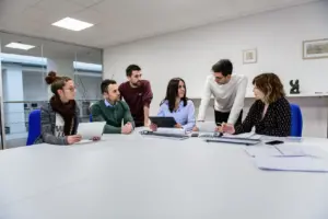 Românii se tem să pornească startup-uri. Ce spun antreprenorii