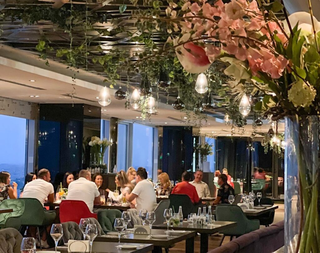 Să iei masa în București a devenit un lux