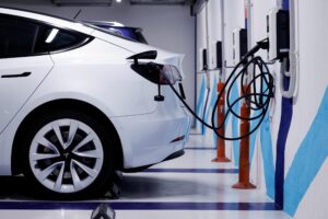 Vânzările de mașini electrice au scăzut în august