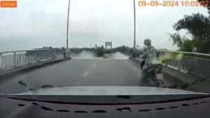 Un pod intens circulat s-a prăbușit în Vietnam din cauza taifunului Yagi. Mai multe mașini au căzut într-un râu