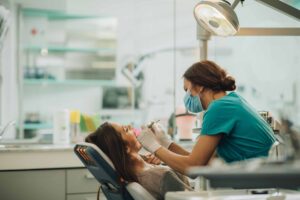 Un zâmbet e de neprețuit, dar o dantură nouă costă 35.000 de euro