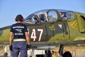 Un avion s-a PRĂBUȘIT în Bulgaria în timpul unui zbor de antrenament. Piloții au murit pe loc