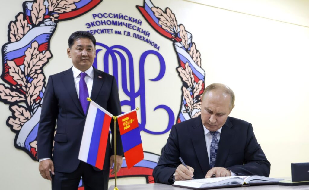PUTIN a fost primit în MONGOLIA cu toate onorurile cuvenite unui șef de stat. Curtea Penală Internațională are mandat de ARESTARE în Ulan Bator