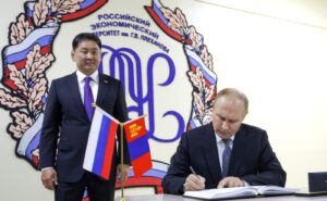 PUTIN a fost primit în MONGOLIA cu toate onorurile cuvenite unui șef de stat. Curtea Penală Internațională are mandat de ARESTARE în Ulan Bator