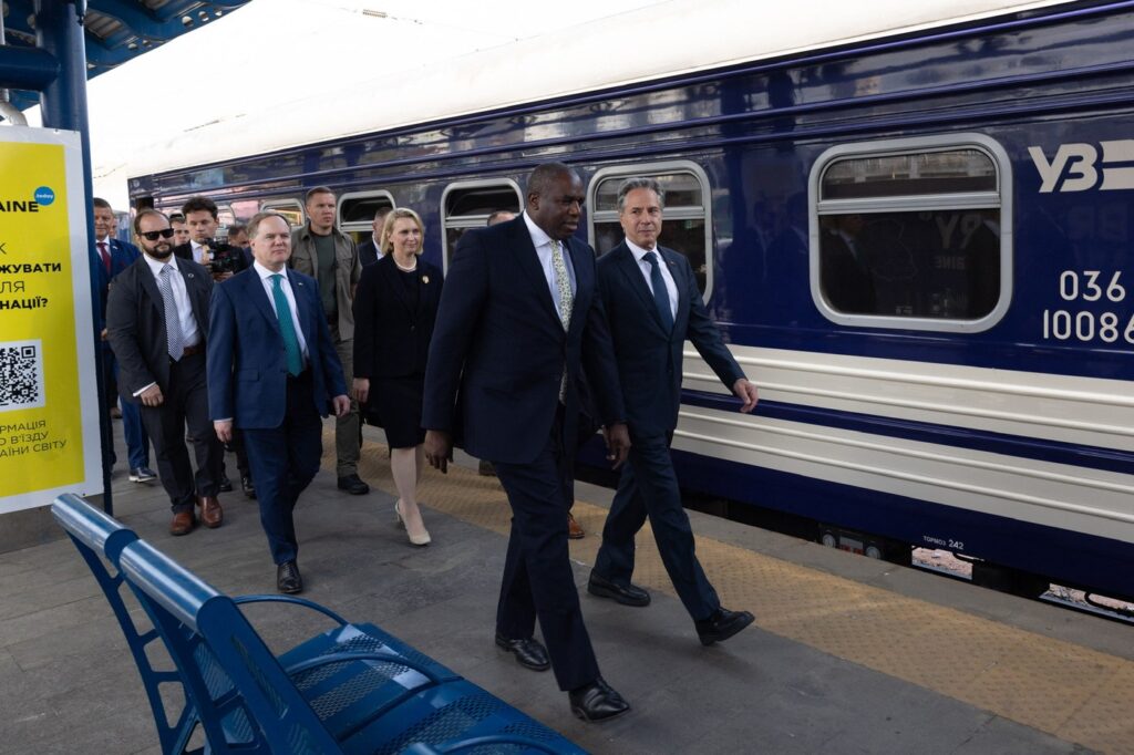 Diplomații de top din SUA și Regatul Unit au sosit la Kiev. Ucraina ar putea primi aprobare pentru utilizarea RACHETELOR cu rază lungă de acțiune