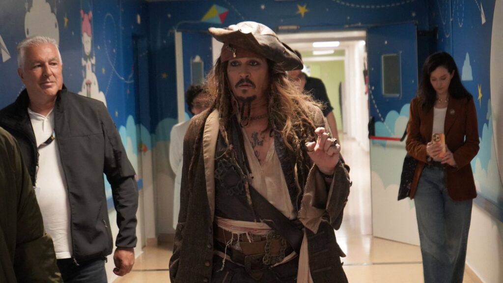 Costumat in Jack Sparrow, actorul Johnny Depp a vizitat copiii internați într-un spital din Spania