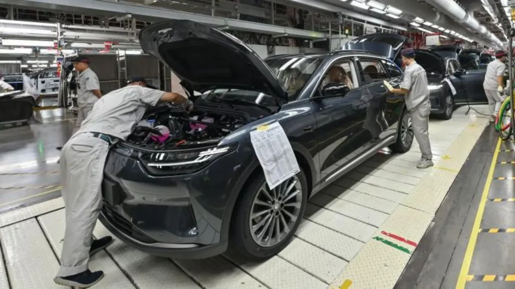 UE crește tarifele pentru vehicule electrice din China