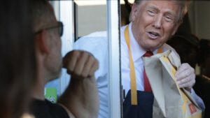 Donald Trump, lucrător la McDonald’s pentru o zi. A prăjit CARTOFI și a servit meniuri la mai mulți clienți printr-un Drive Thru