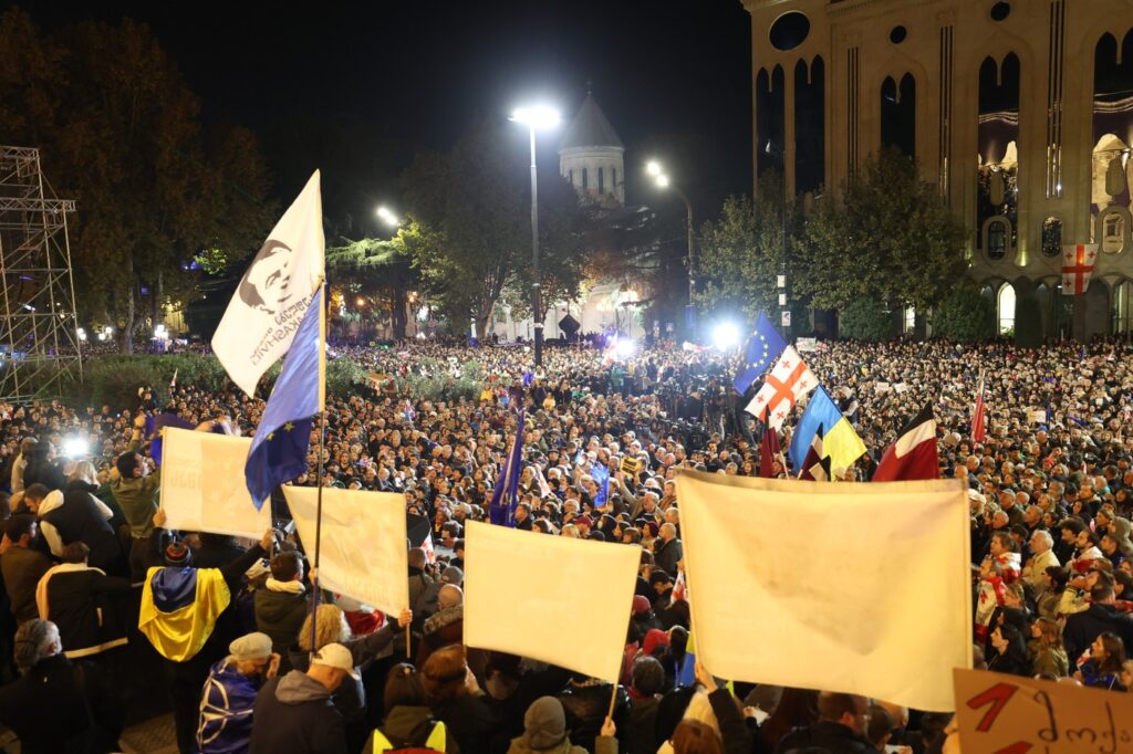 Mii de georgieni demonstrează împotriva rezultatelor contestate ale ALEGERILOR