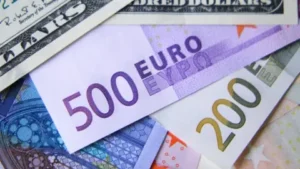 Euro riscă să ajungă la paritate cu dolarul din cauza tensiunilor
