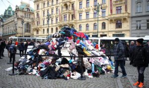 Un morman de patru tone de haine a fost expus în Praga