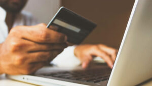 Comisia Europeană investighează Visa şi Mastercard