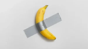 Opera de artă „banana cu bandă” adezivă s-a vândut