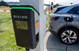 Volkswagen și Rivian investesc 5,8 miliarde USD în EV-uri.