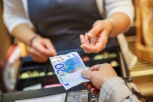 Plata în numerar va fi limitată. Ce prevede o nouă inițiativă a UE