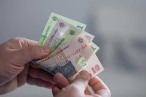 Cum emoțiile și autocunoașterea îți influențează relația ta cu banii